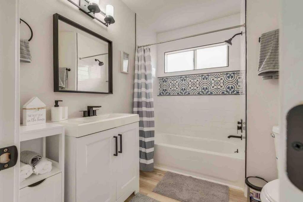 Cozy Home! 16 Min Away From Strip And Fremont Лас Вегас Екстериор снимка