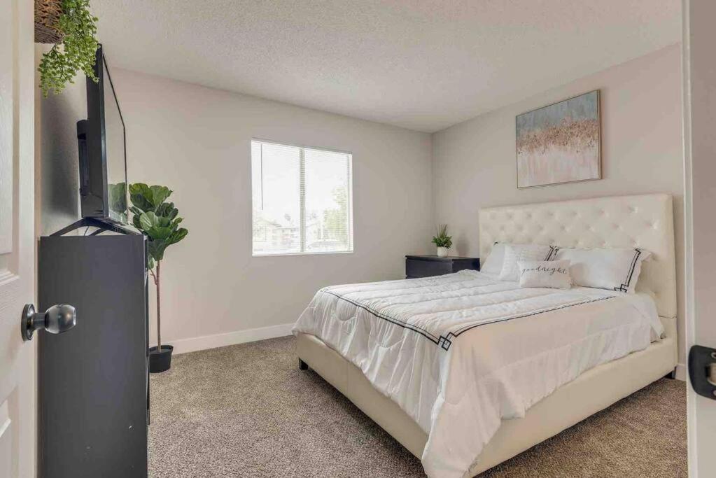 Cozy Home! 16 Min Away From Strip And Fremont Лас Вегас Екстериор снимка